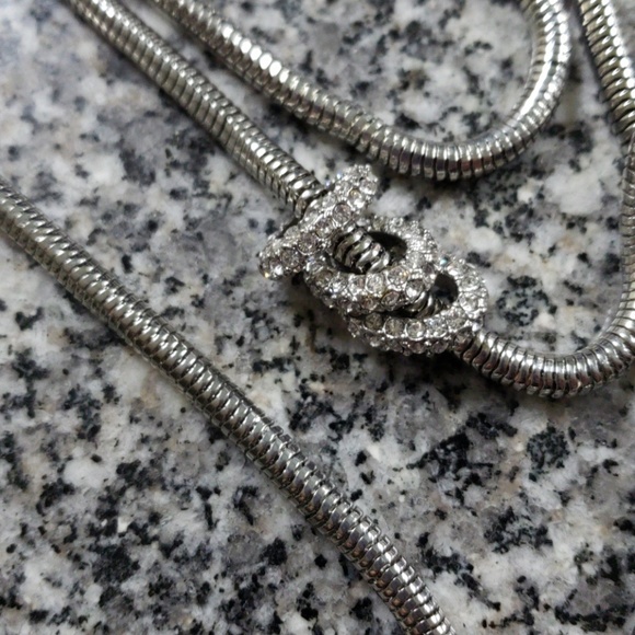 Fashion Jewelry. Black and silver toned necklace - Picture 4 of 6